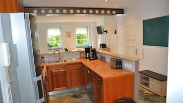 Comfort Condo, 2 Bedrooms, Non Smoking, Terrace | Dapur peribadi | Peti sejuk/penyejuk beku saiz penuh, ketuhar gelombang mikro, ketuhar