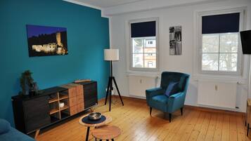 Classic-Apartment | Wohnbereich | 32-Zoll-Smart-TV mit Satellitenempfang, DVD-Player