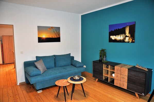 Classic-Apartment | Wohnbereich | 32-Zoll-Smart-TV mit Satellitenempfang, DVD-Player