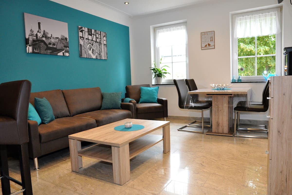 Comfort-Apartment, 2 Schlafzimmer, Nichtraucher, Terrasse | Wohnbereich | 32-Zoll-Flachbildfernseher mit Satellitenempfang, Fernseher, DVD-Player