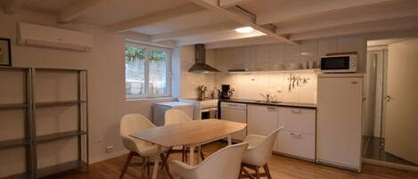 Apartment, 4 Schlafzimmer | Essbereich im Zimmer