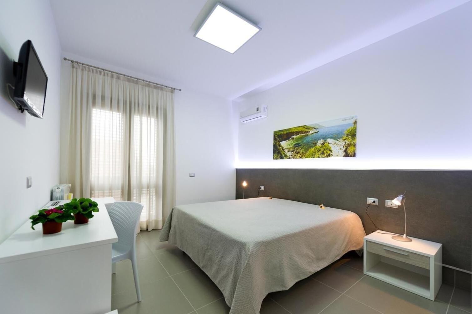 أسرّة بإسفنج يتكيف مع شكل الجسم وميني بار وخزنة داخل الغرفة ومكتب