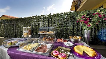 Free daily continental breakfast