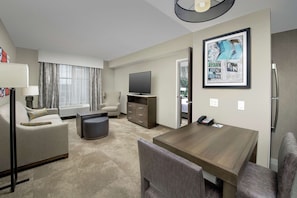 Svíta - 1 svefnherbergi - reyklaust | Öryggishólf í herbergi, skrifborð, straujárn/strauborð