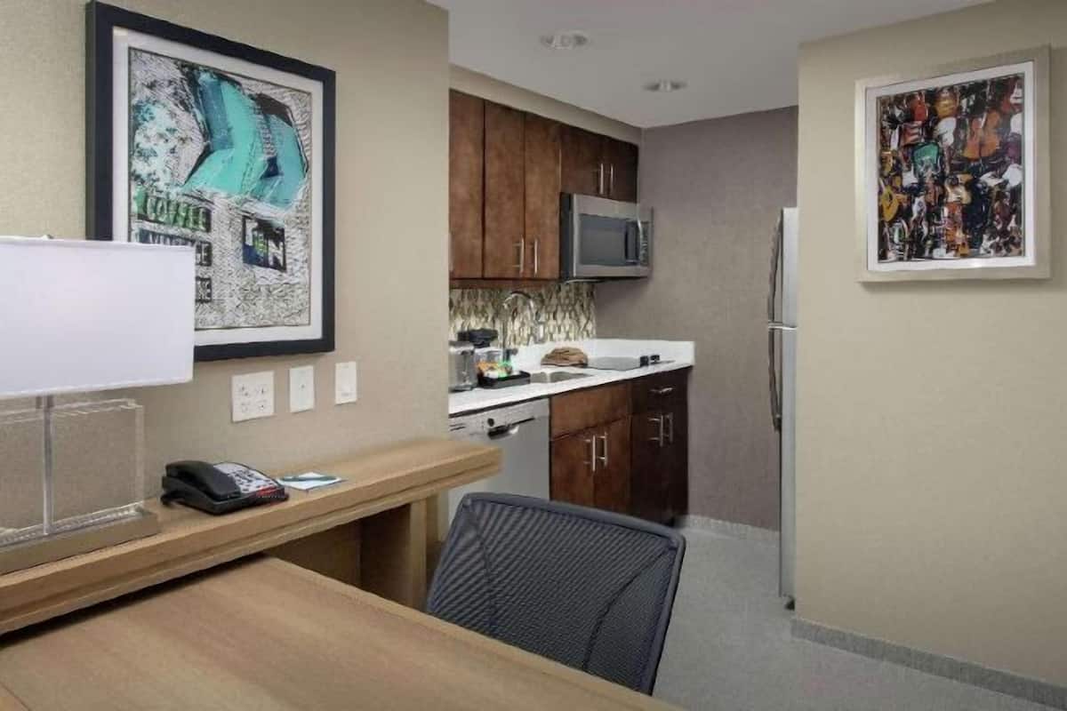 Private kitchen | Microwave, stovetop, dishwasher, coffee/tea maker