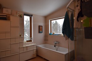 Familienhaus, 3 Schlafzimmer | Badezimmer | Badewanne und Dusche (separat), Handtücher