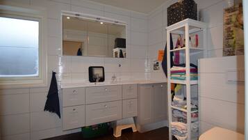 House, 4 Bedrooms | Bathroom | Shower