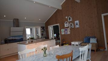 House, 4 Bedrooms | In-room dining