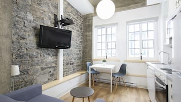 Studio B202 | Living area | Flat-screen TV