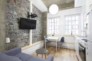 Studio B202 | Living area | Flat-screen TV