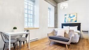 Un dormitorio moderno con una cama, un escritorio y una silla.