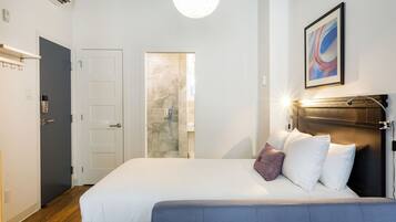 Travel crib, free WiFi, bed sheets