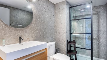 Shower, rainfall showerhead, free toiletries, hair dryer