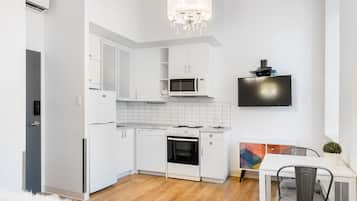 Loft B101 | Private kitchen | Mini-fridge, microwave, oven, stovetop