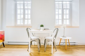 Loft B101 | ครัวส่วนตัว | ตู้เย็นเล็ก, ไมโครเวฟ, เตา อบ, เตาประกอบอาหาร