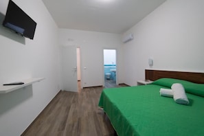 Desk, soundproofing, rollaway beds, free WiFi