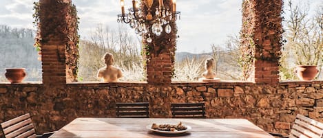 Exclusieve tweepersoonskamer, 1 kingsize bed, terras | Luxe beddengoed, donsdekens, een kluis op de kamer