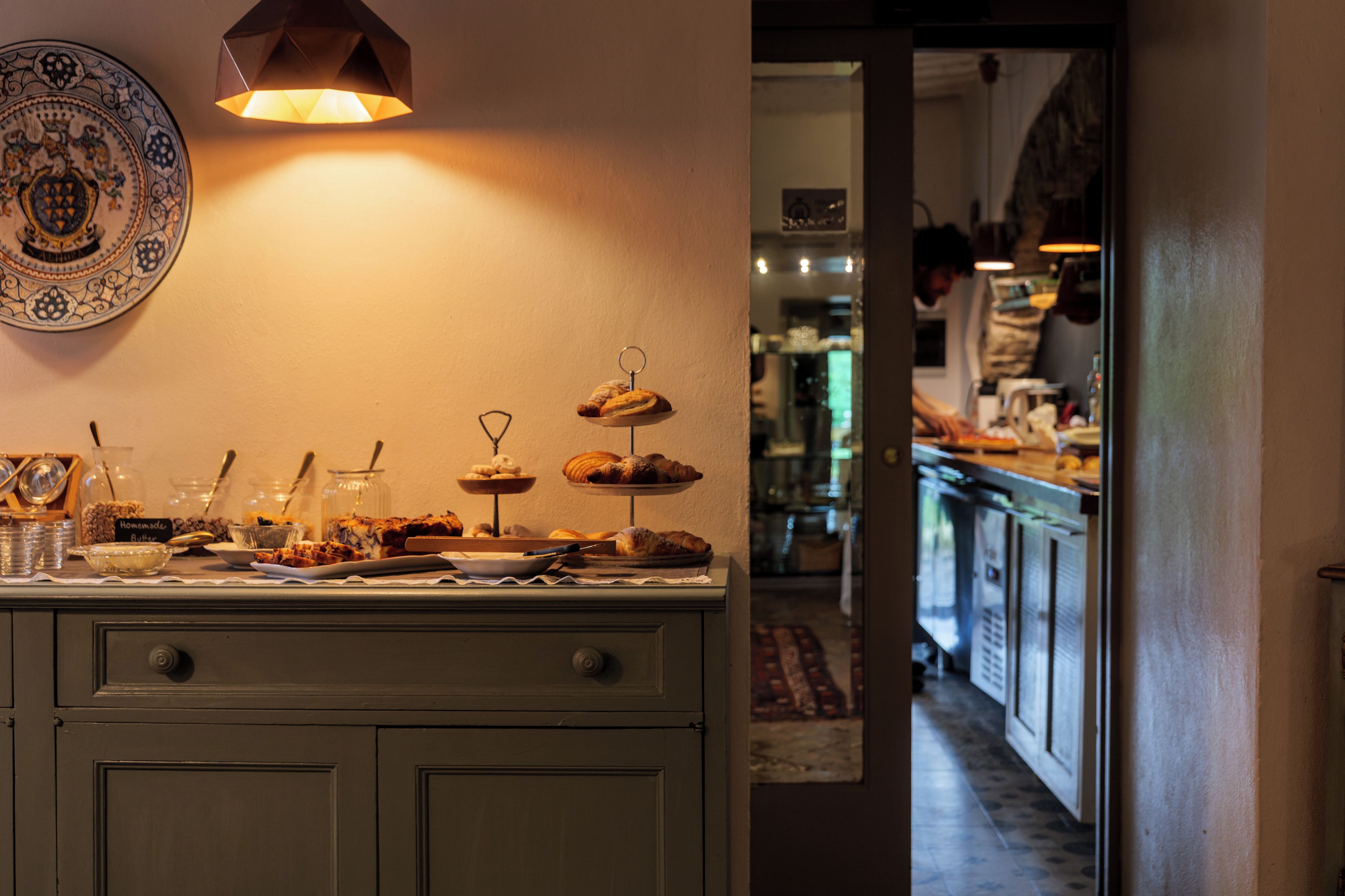 Un buffet garni de divers plats et une assiette décorative accrochée au mur.