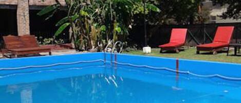 Piscine extérieure, chaises longues