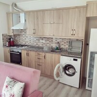 Refrigerador con freezer, horno, placa de cocina, lavavajillas
