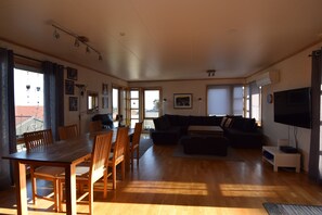 Apartment, 5 Bedrooms | Living area