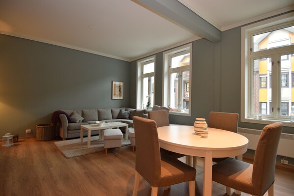 Departamento, 2 habitaciones | Sala de estar | Televisión de pantalla plana