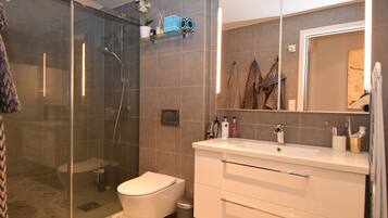 Apartment, 4 Bedrooms | Bathroom amenities | Shower