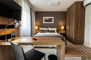 Roupas de cama premium, frigobar, cofres nos quartos