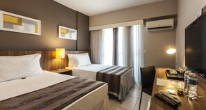 أغطية فراش متميزة وميني بار وخزنة داخل الغرفة وبديكورات فريدة لكل غرفة