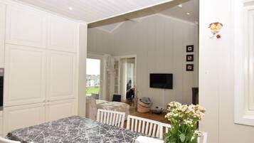 Family House, 5 Bedrooms, Terrace | Private kitchen | Fridge, microwave, oven, stovetop