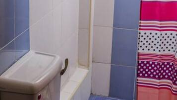 บ้านดีลักซ์ | ห้องน้ำ | อ่างอาบน้ำแบบแช่ตัว, เรนชาวเวอร์, ของใช้ในห้องน้ำฟรี