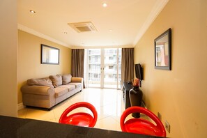 Luxury Duplex, 1 King Bed, Kitchen, Harbour View | Living room - 1 Bedroom Luxury Apartment (Durban)