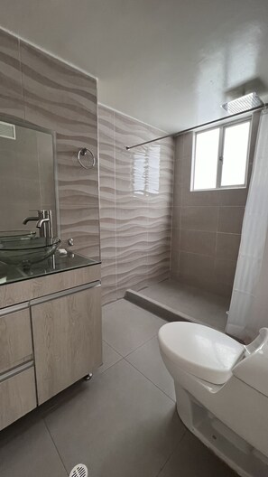 Shower, perlengkapan mandi gratis, kloset, dan handuk