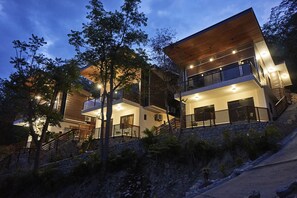 Fachada del alojamiento - Noche