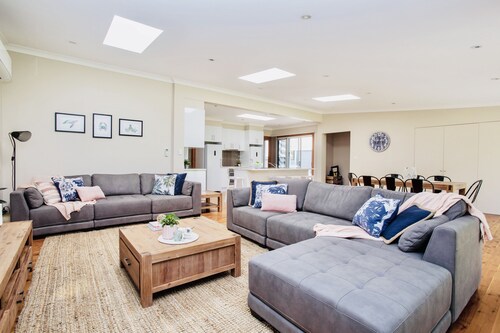 Copa Capri-The Entertainer, Multiple Living Spaces,  Flat 5 min Walk to Beach