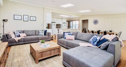 Copa Capri-The Entertainer, Multiple Living Spaces, Flat 5 min Walk to Beach
