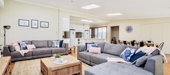 Copa Capri-The Entertainer, Multiple Living Spaces, Flat 5 min Walk to Beach