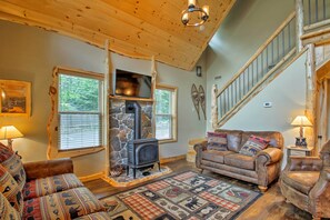 TV, fireplace - Timber Home: Walk to Slopes & N Conway Shops! (North Conway)