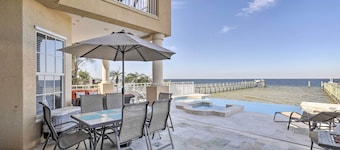 NOUVEAU! Accueil Waterfront Lavish w / Piscine et Dock partagé!