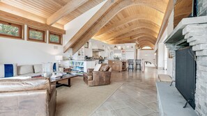 Smart TV, stereo, offices - Luxury Custom Home, Water Views, Access to Private Bay Beach and Marina (East Hampton)