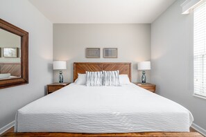 2 slaapkamers, een strijkplank/strijkijzer, reisbedje, internet