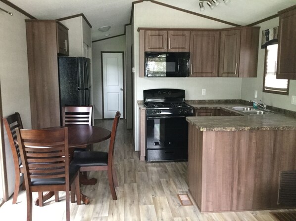 Chaumière de base, Plusieurs lits, non-fumeur | Cuisinette privée | Four à micro-ondes, un four, surface de cuisson, cafetière-théière