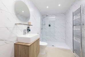 Shower, hair dryer, towels, shampoo - Chic 3BR Apartment on Leith Walk (Edinburgh)