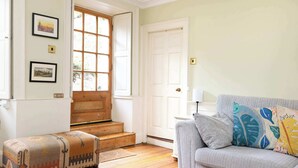 تلفزيون، مدفأة، مكتب