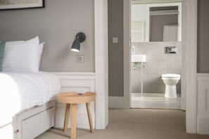 1 bedroom, iron/ironing board, WiFi, bed sheets - Spacious Apartment close to Princes Street (Edinburgh)