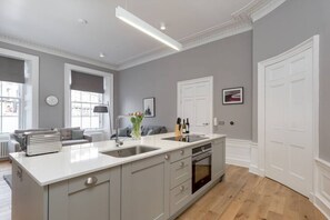 Fridge, microwave, oven, stovetop - Spacious Apartment close to Princes Street (Edinburgh)