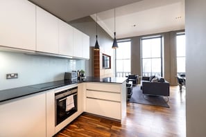 Réfrigérateur, micro-ondes, four, plaque de cuisson