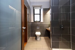 Kombination af bruser/badekar, hårtørrer, håndklæder