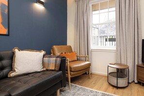 TV, offices - Vibrant Apartment in Edinburgh’s Old Town (Edinburgh)