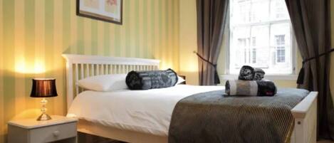 1 slaapkamer, een strijkplank/strijkijzer, wifi